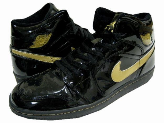 Jordan 1 Retro Black Metallic Gold Shoes